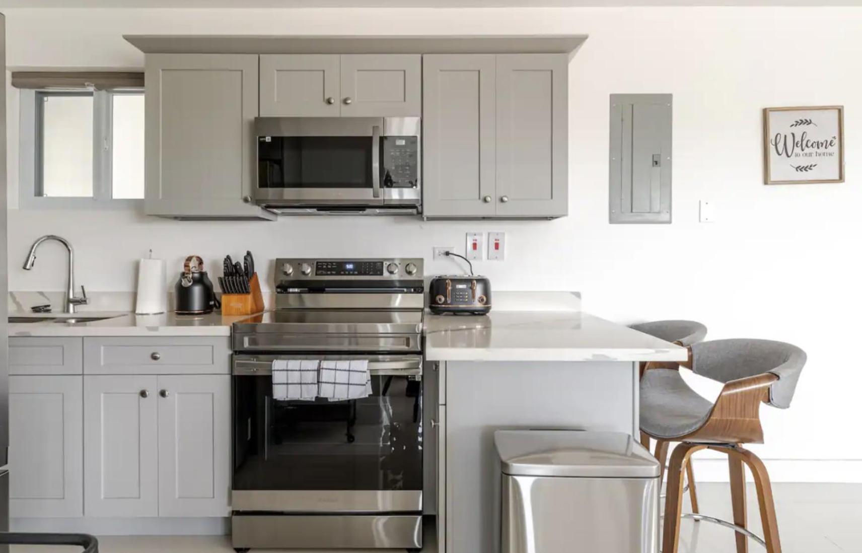 Luxe City Oasis 2Br With Rooftop Pool And Gym Kingston Extérieur photo