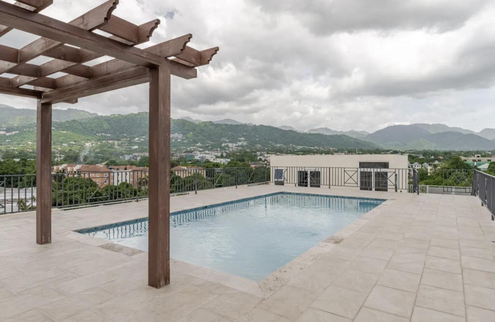 Luxe City Oasis 2Br With Rooftop Pool And Gym Kingston Extérieur photo