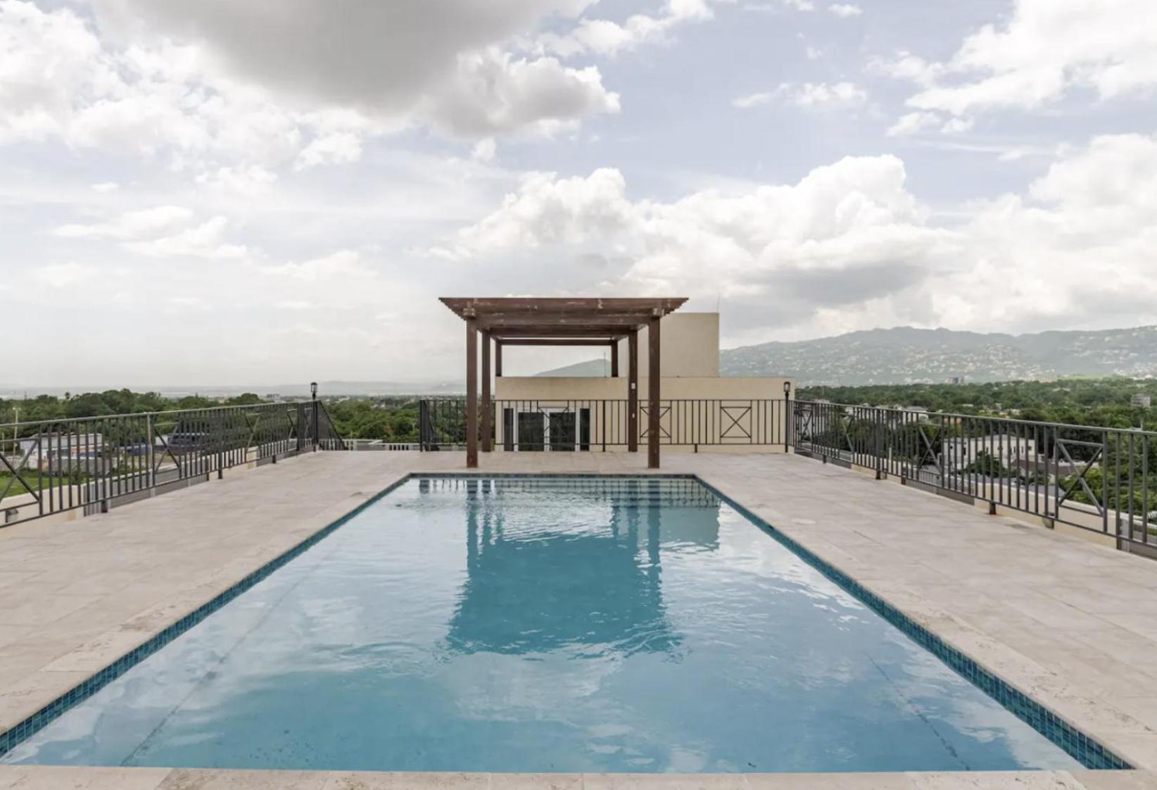 Luxe City Oasis 2Br With Rooftop Pool And Gym Kingston Extérieur photo